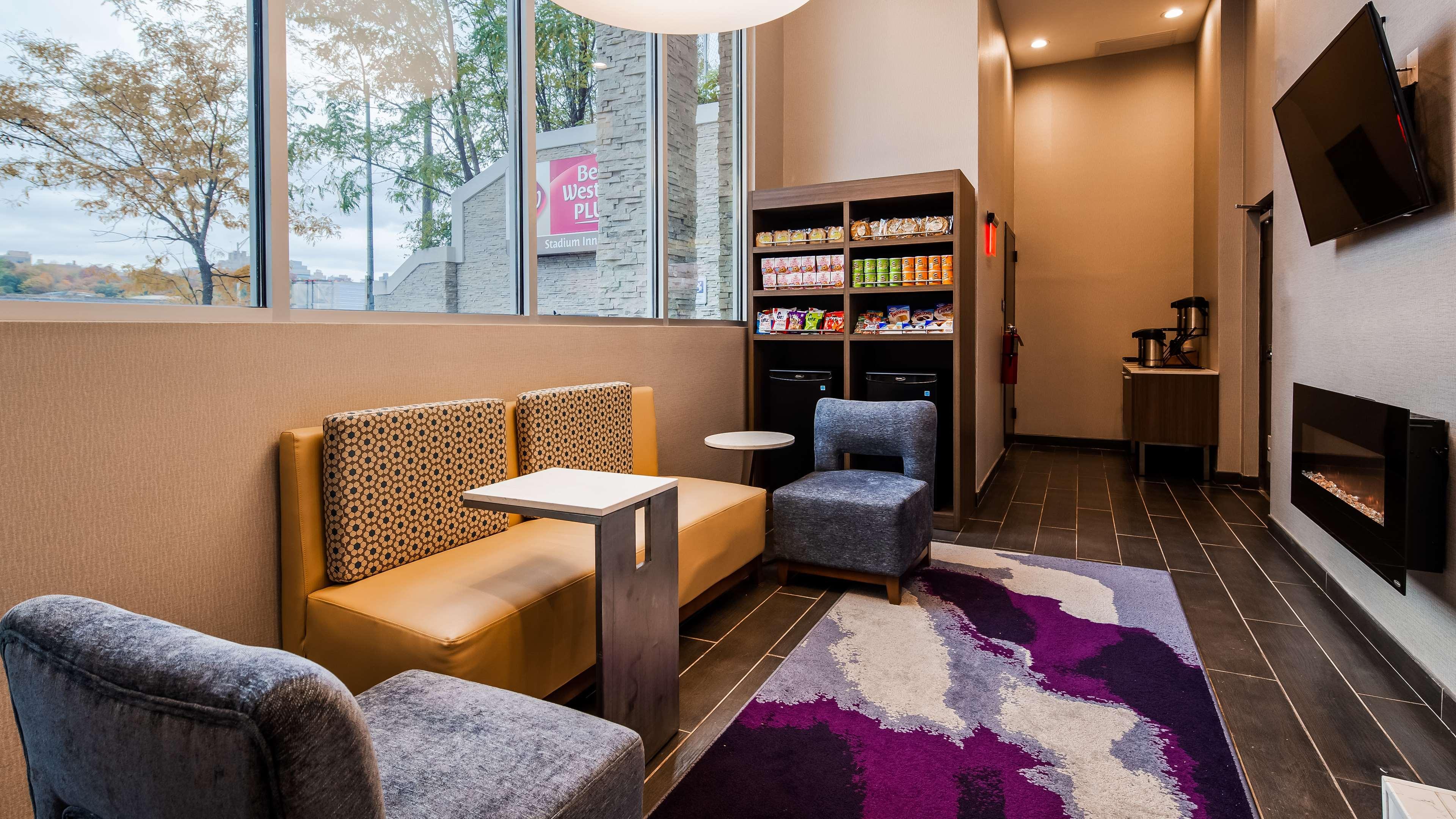 Best Western Plus Stadium Inn Ню Йорк Екстериор снимка